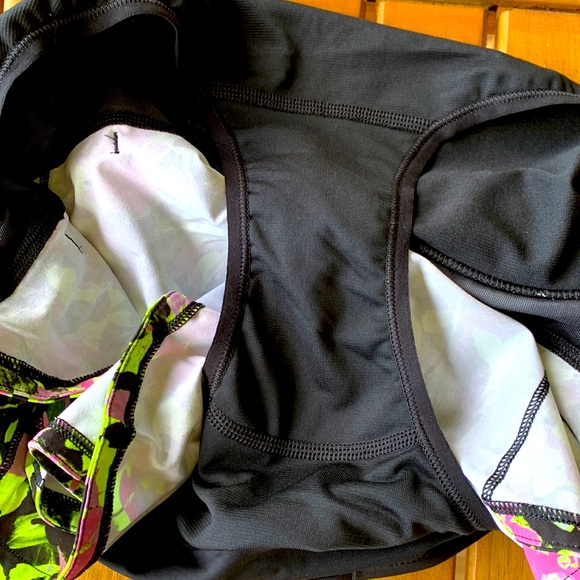 Lululemon NWOT speed shorts size 2. - Picture 5 of 5